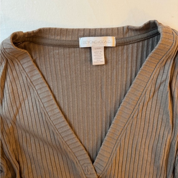 Beyond Yoga Well Traveled Set (Pants, Cardigan, Tank) - Picture 4 of 6